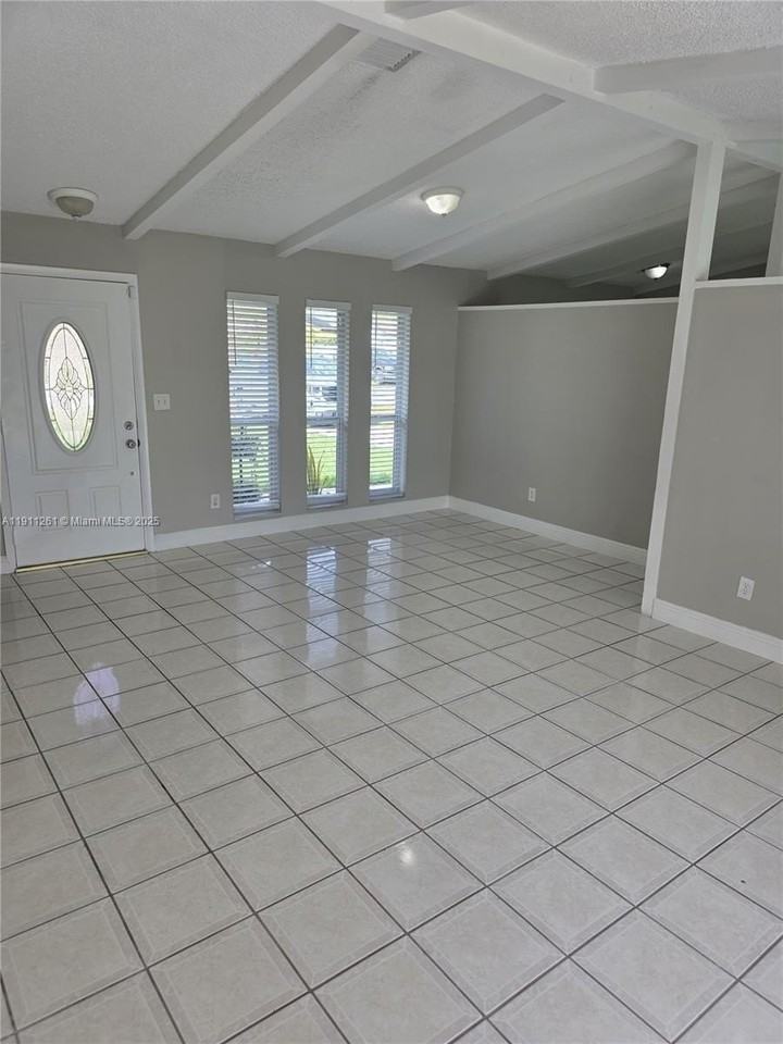 16813 Sw 107th Pl #0 - Photo 7 of 21