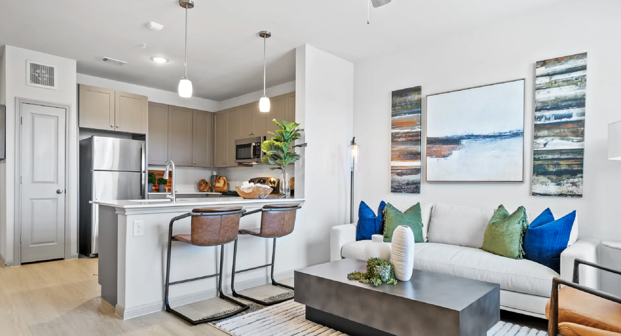 1201 South Heatherwilde Boulevard - Photo 2 of 21