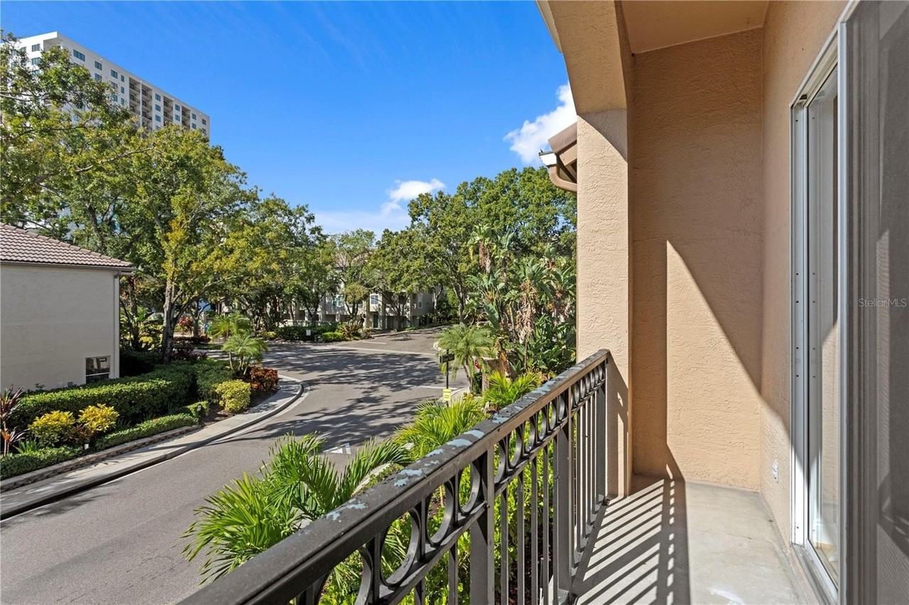 604 Arbor Lake Ln - Photo 5 of 35