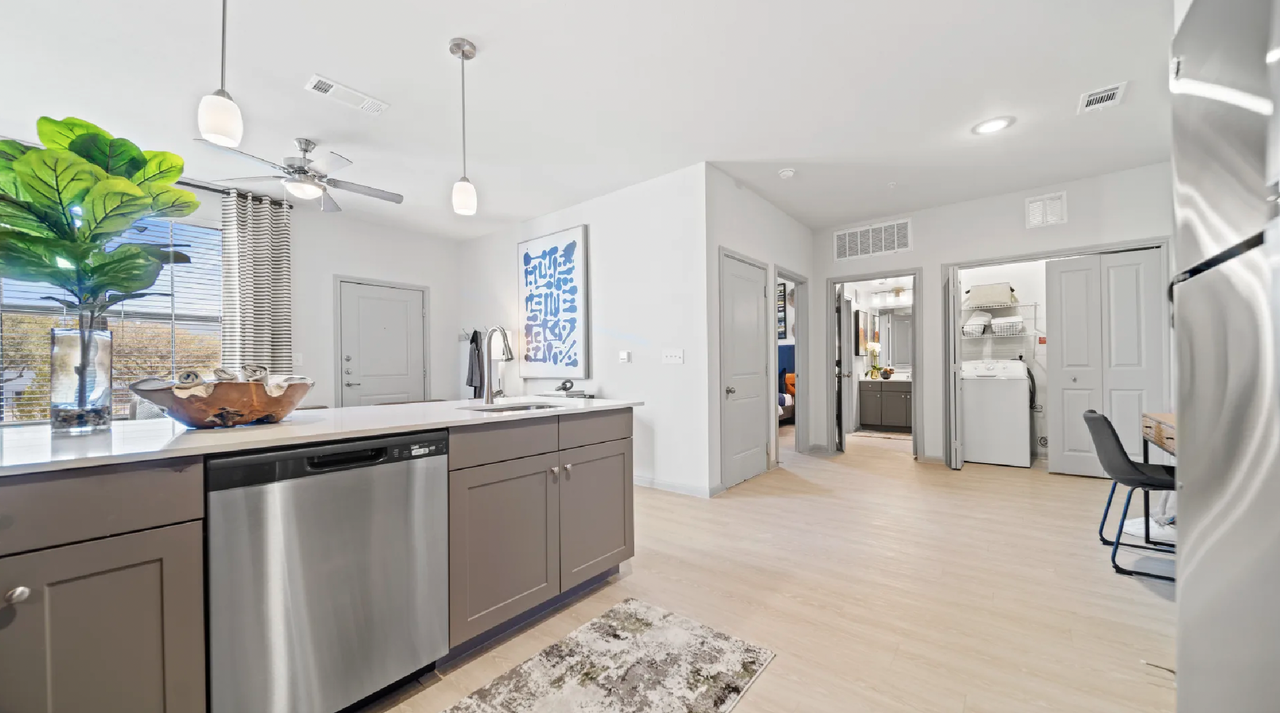 1201 South Heatherwilde Boulevard - Photo 5 of 21