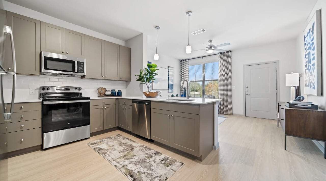 1201 South Heatherwilde Boulevard - Photo 3 of 21