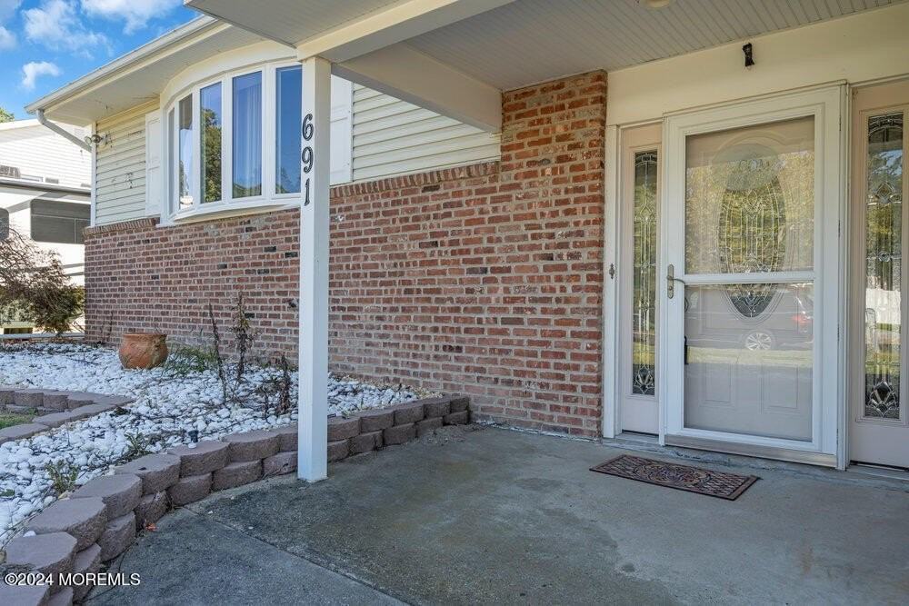 691 Sussex Ct - Photo 3 of 40