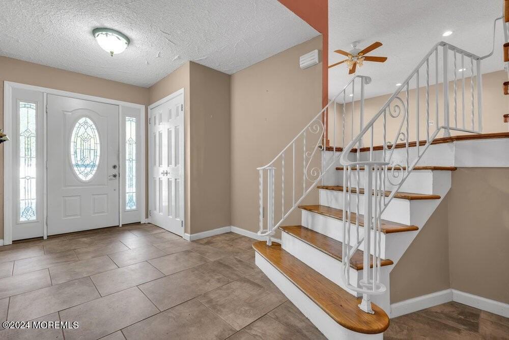 691 Sussex Ct - Photo 4 of 40