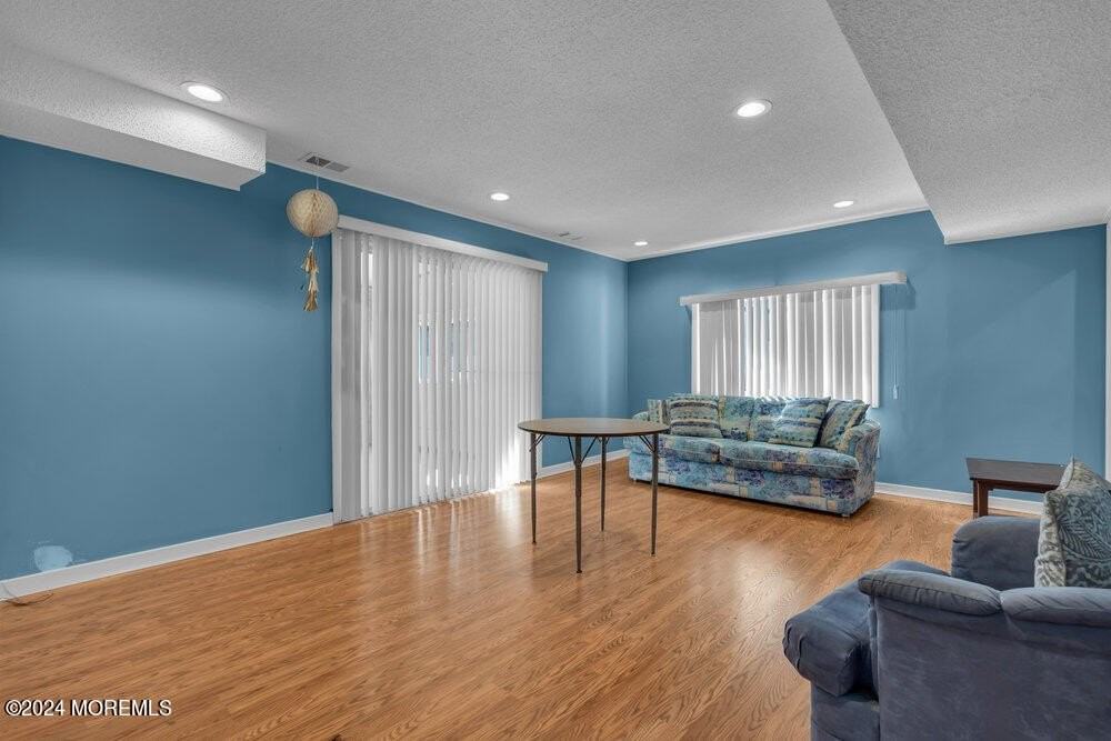 691 Sussex Ct - Photo 6 of 40