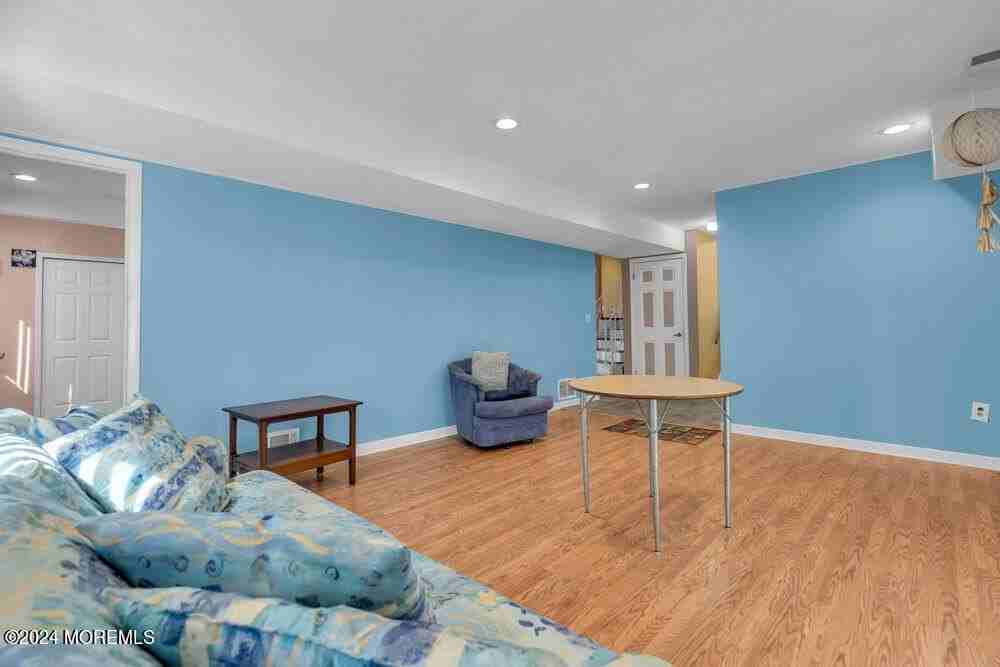 691 Sussex Ct - Photo 7 of 40