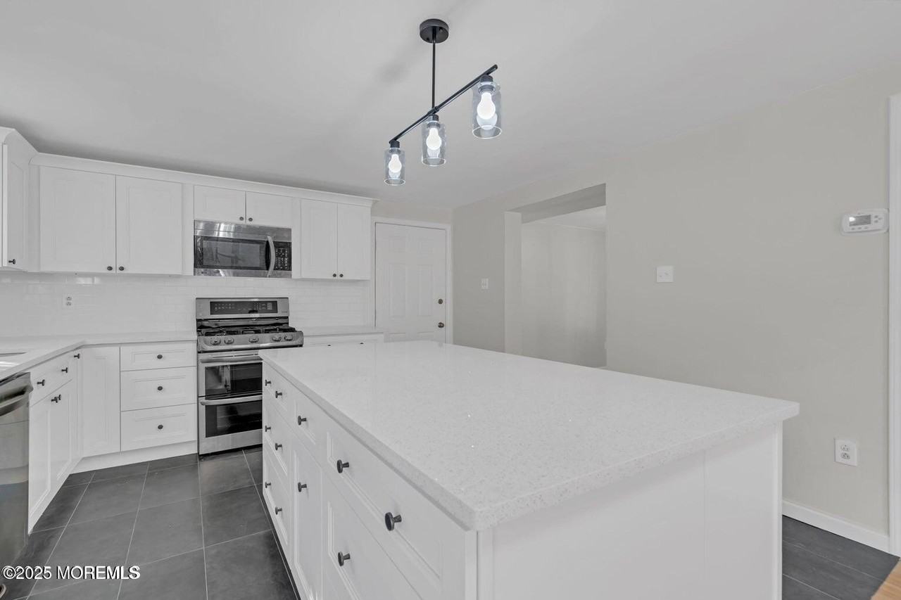 58 Garden Ave - Photo 5 of 46