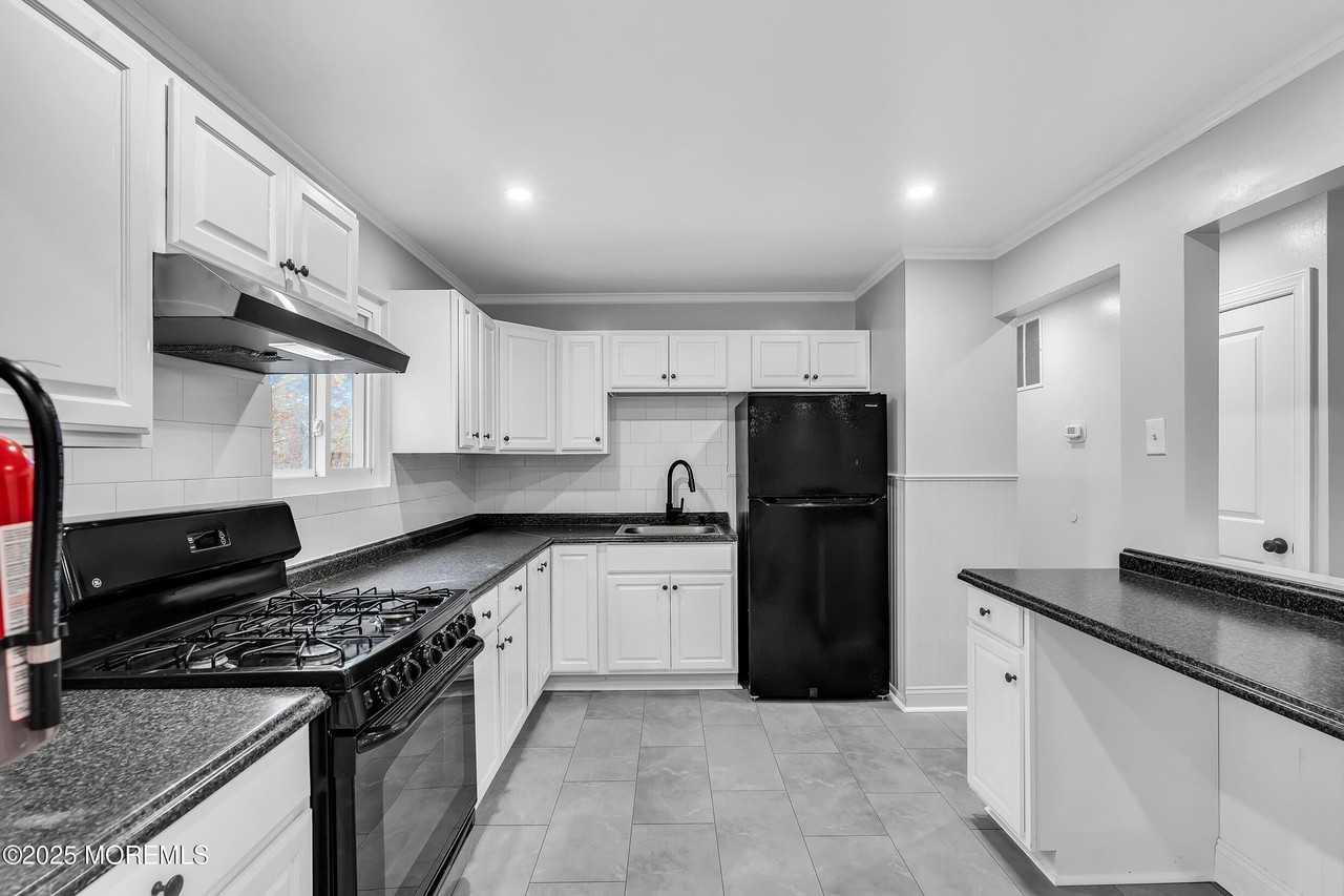 47 Beam Avenue - Photo 7 of 22