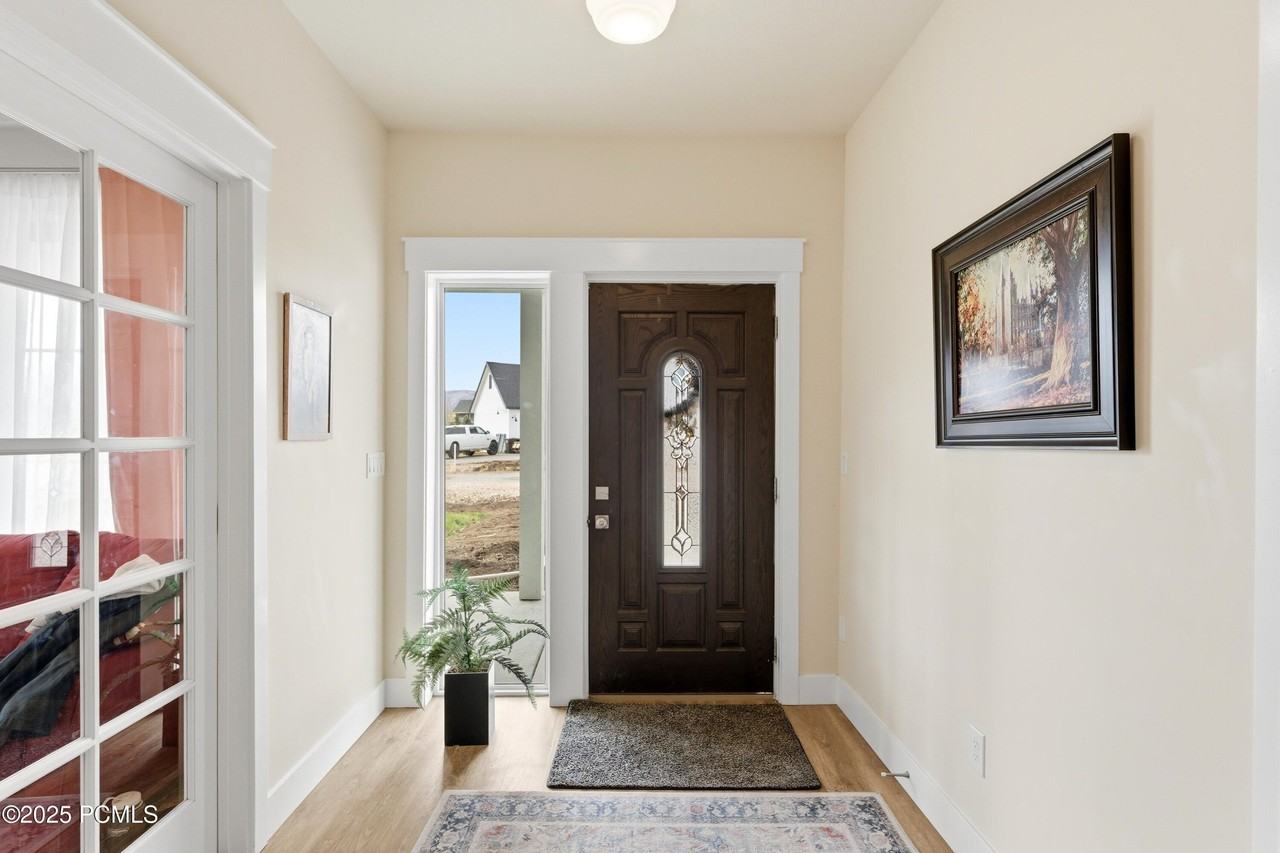 415 Earl St - Photo 4 of 50