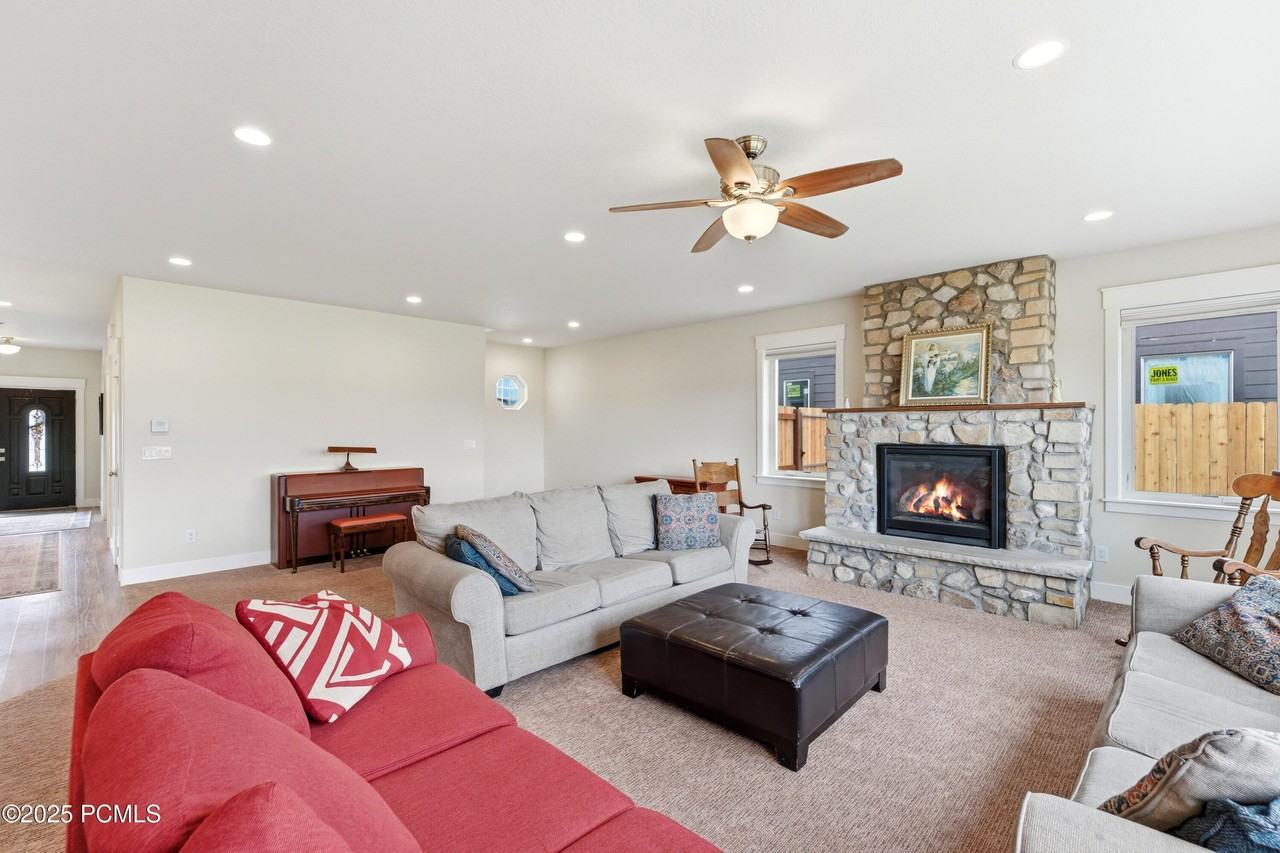 415 Earl St - Photo 5 of 50