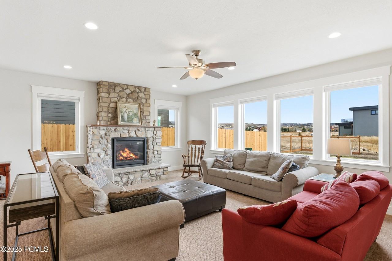 415 Earl St - Photo 6 of 50