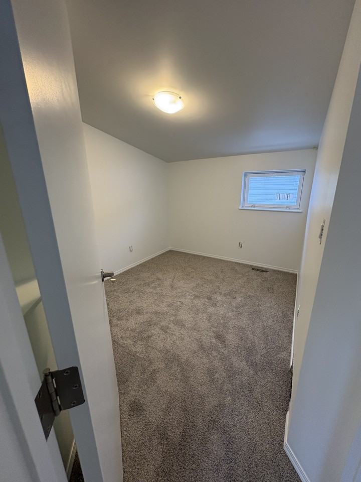 11813 47 St Nw Uppr - - Photo 4 of 50