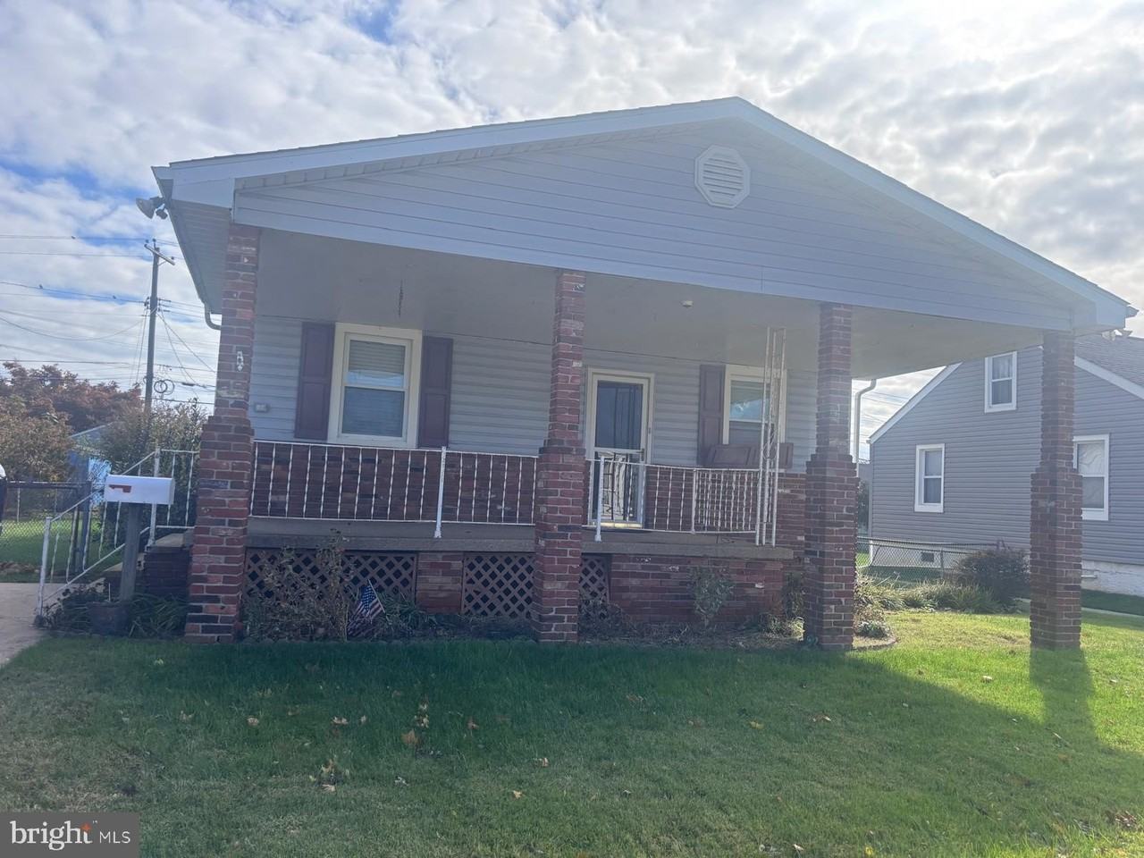 224 Pinewood Rd - Photo 2 of 21