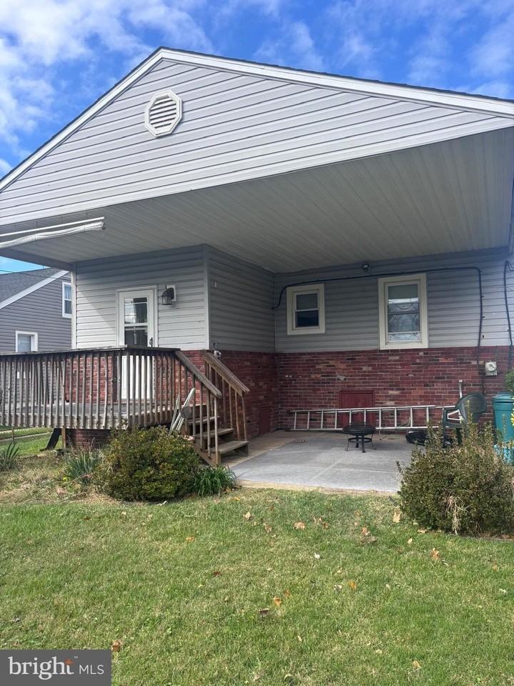 224 Pinewood Rd - Photo 3 of 21