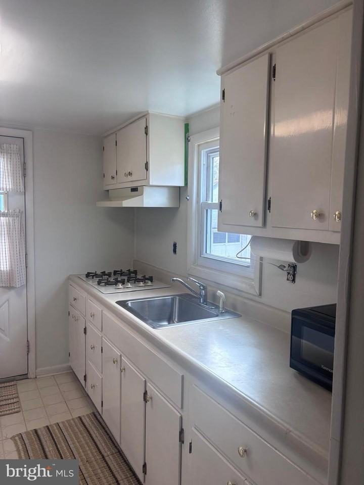 224 Pinewood Rd - Photo 4 of 21