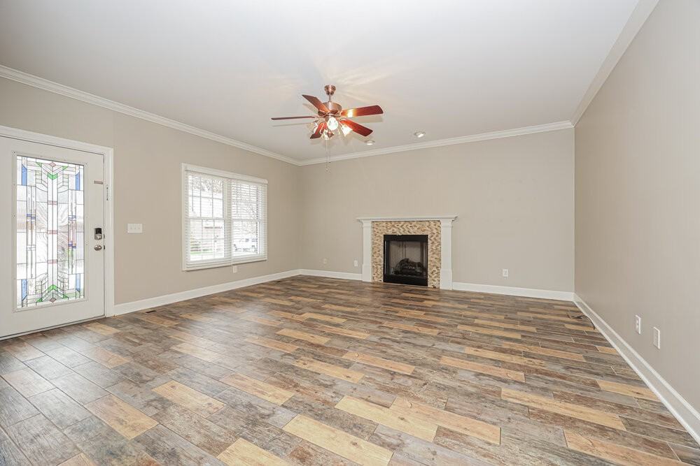 411 Carmel Dr - Photo 5 of 17