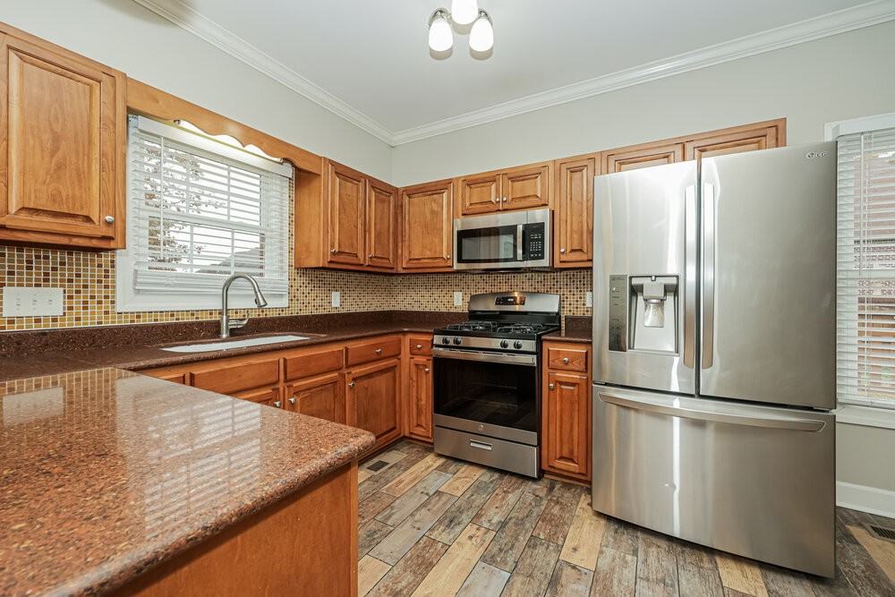 411 Carmel Dr - Photo 6 of 17