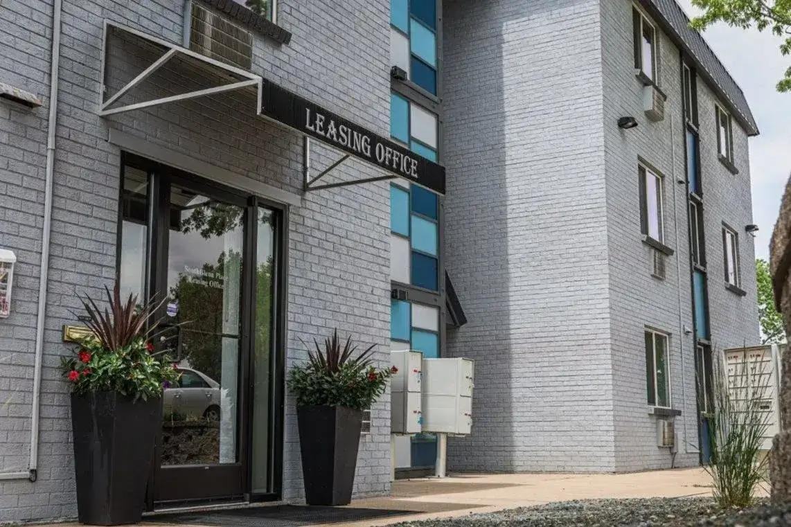 6541 S Vine St - Photo 6 of 20