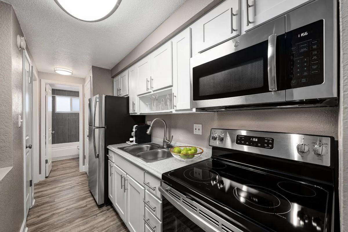 6541 S Vine St - Photo 7 of 20