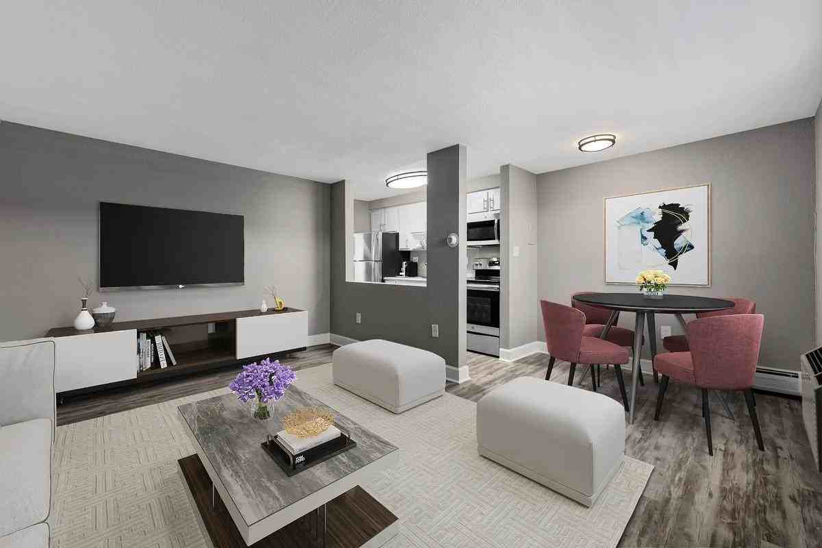 6541 S Vine St - Photo 4 of 20