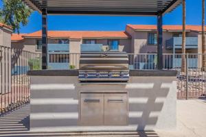 featured image of 8215 North Oracle Road