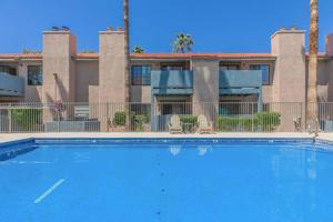 featured image of 8215 N Oracle Rd