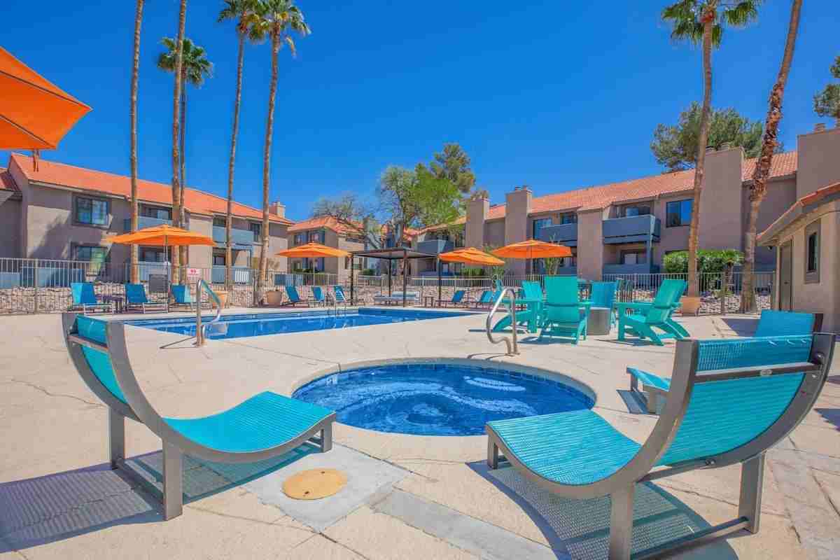 8215 N Oracle Rd - Photo 5 of 31