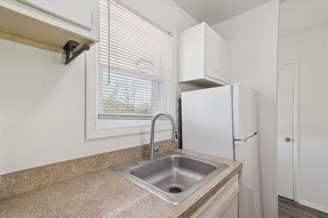 Flint Rd Apartments (Burneway Drive LLC) - Photo 3 of 33