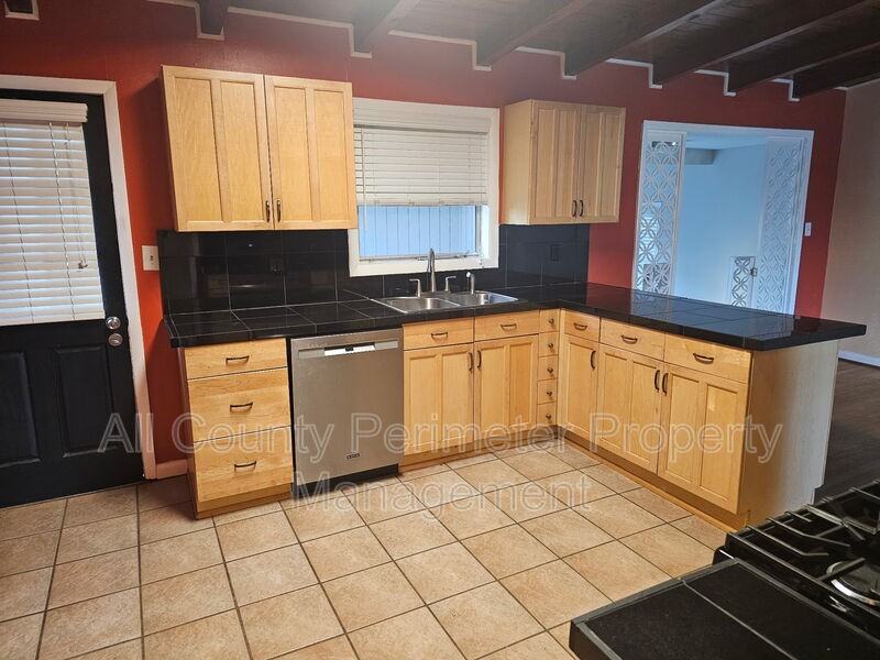 3174 Laventure Dr - Photo 4 of 12