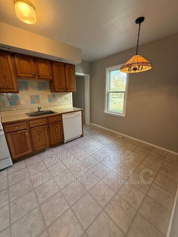 105 W Broadway Ave - Photo 5 of 15