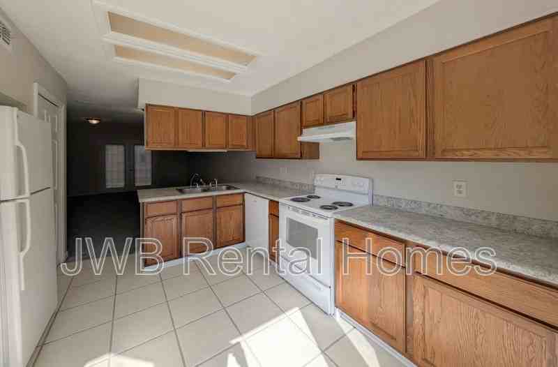 5603 Bennington Dr - Photo 2 of 15