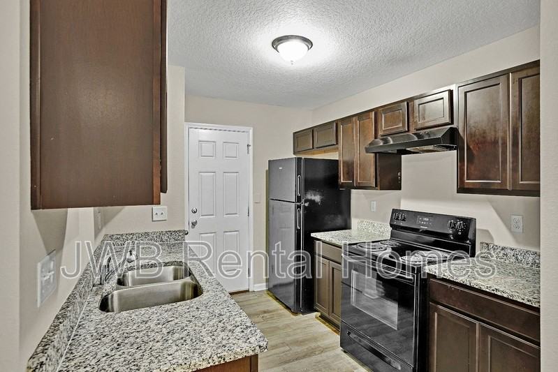 1003 Kenmore St - Photo 2 of 15