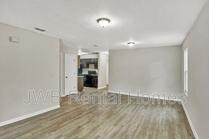 1003 Kenmore St - Photo 4 of 15