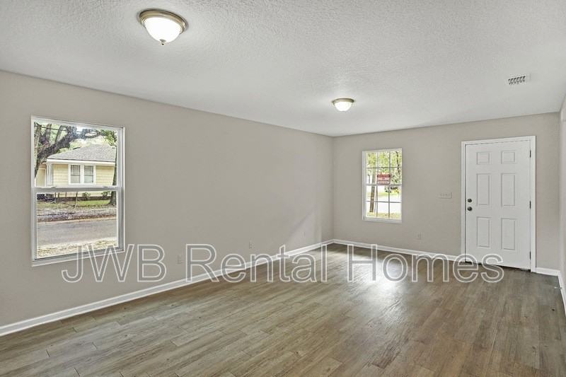 1003 Kenmore St - Photo 5 of 15