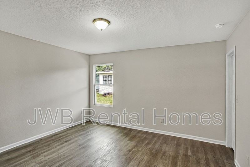 1003 Kenmore St - Photo 6 of 15