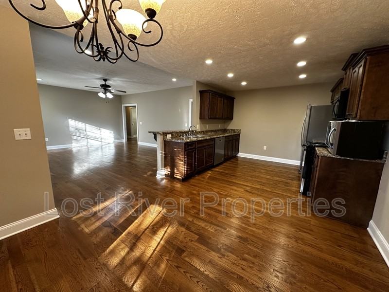 2740 Pointe Ct - Photo 4 of 10