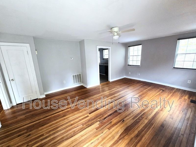 812 Brewster St - Photo 2 of 16