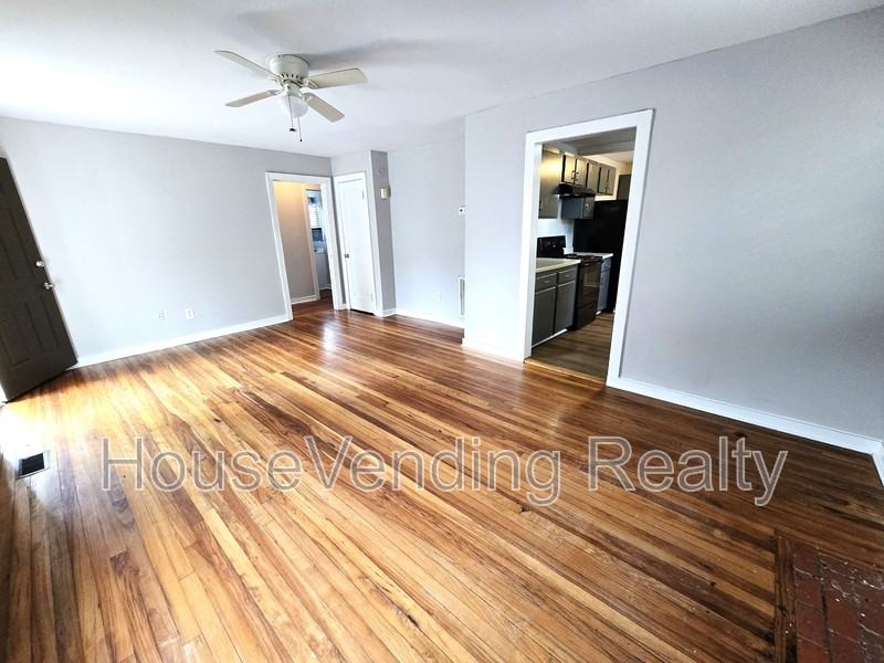 812 Brewster St - Photo 3 of 16