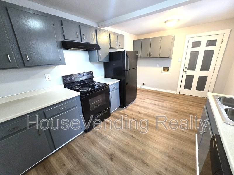 812 Brewster St - Photo 5 of 16