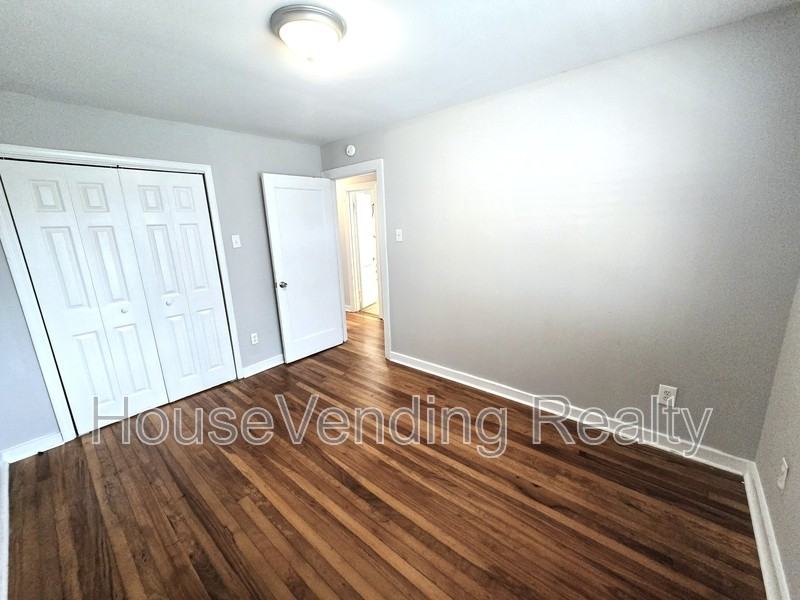 812 Brewster St - Photo 6 of 16