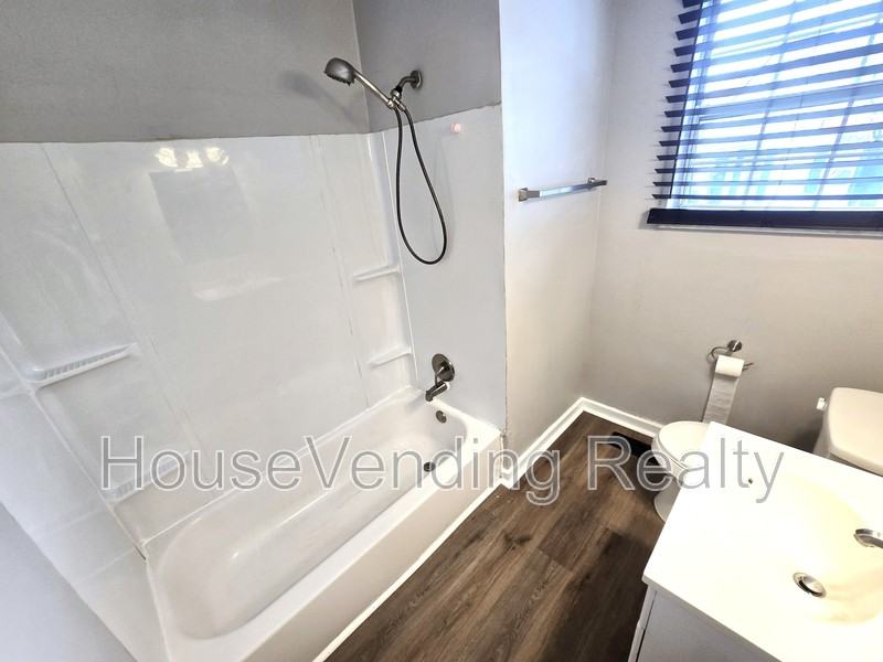 812 Brewster St - Photo 7 of 16