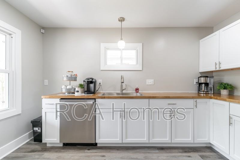 537 N Sheffield Ave - Photo 2 of 18