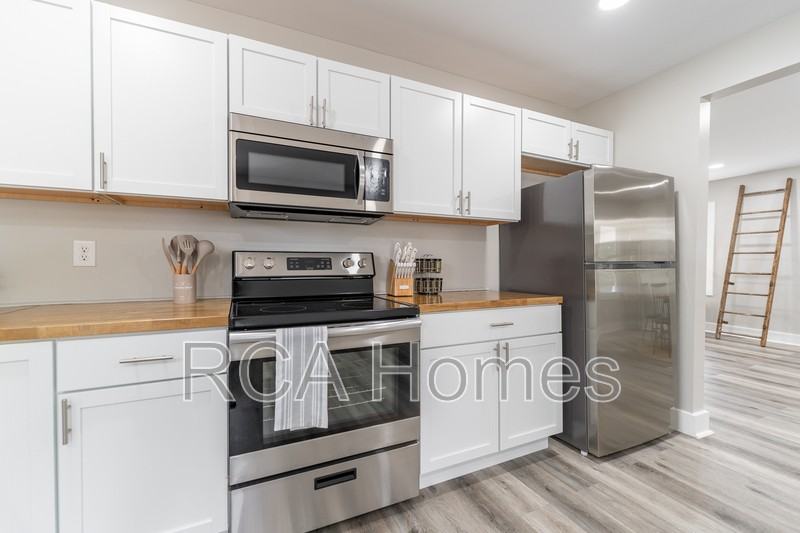 537 N Sheffield Ave - Photo 3 of 18