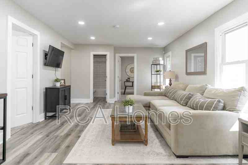 537 N Sheffield Ave - Photo 5 of 18