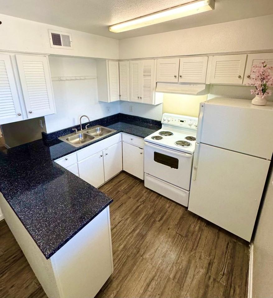 Spanish Stone Apartments - Photo 4 of 7