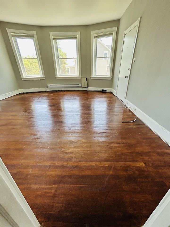 7437 Oxford Avenue - Photo 3 of 11