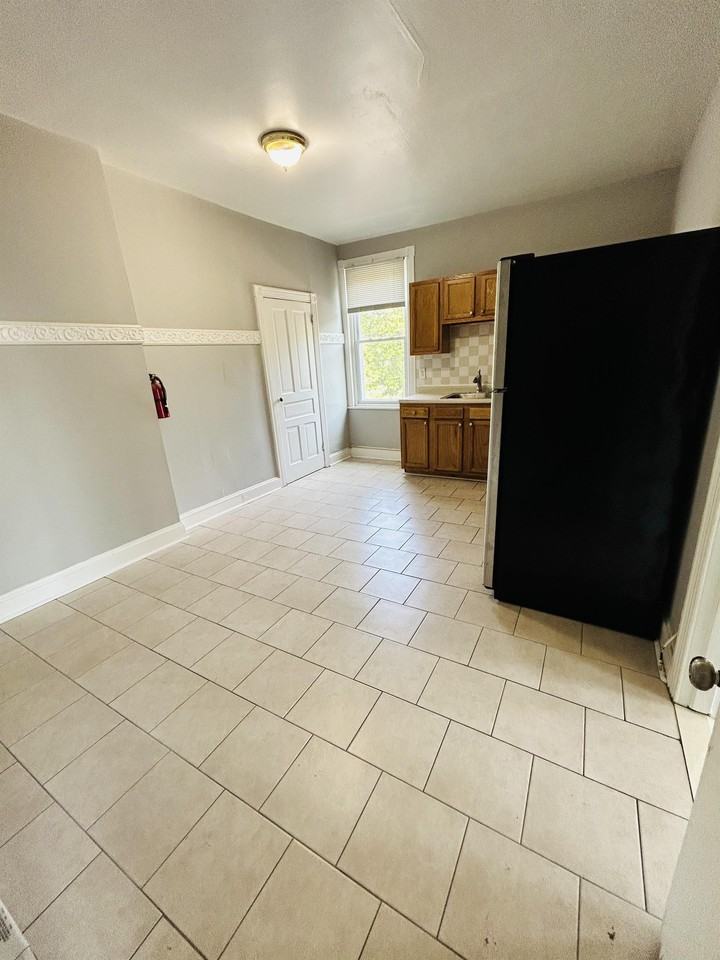 7437 Oxford Avenue - Photo 6 of 11