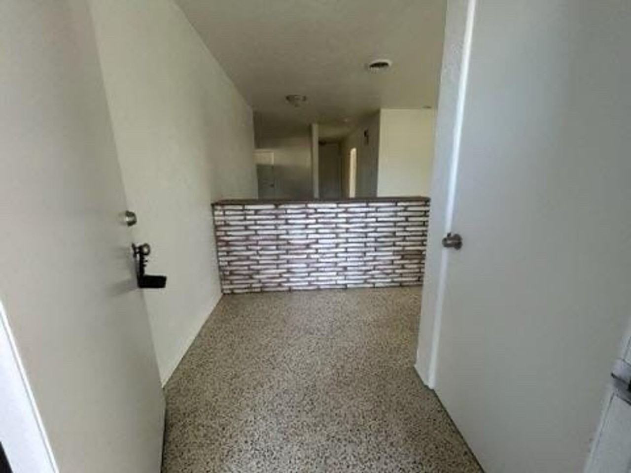 423 N Ridgewood Ave - Photo 2 of 16