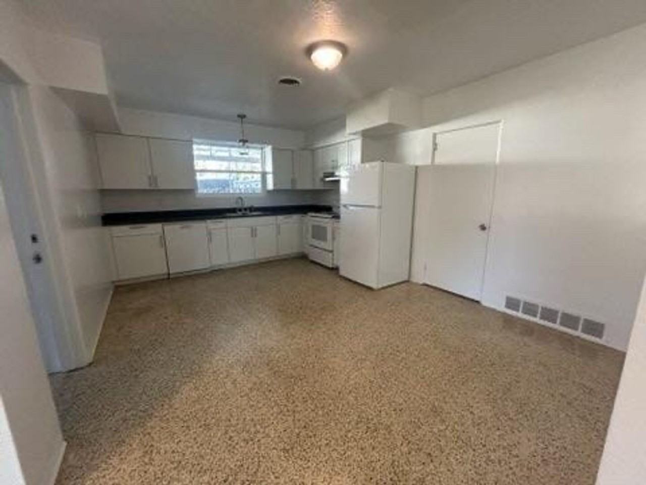 423 N Ridgewood Ave - Photo 3 of 16