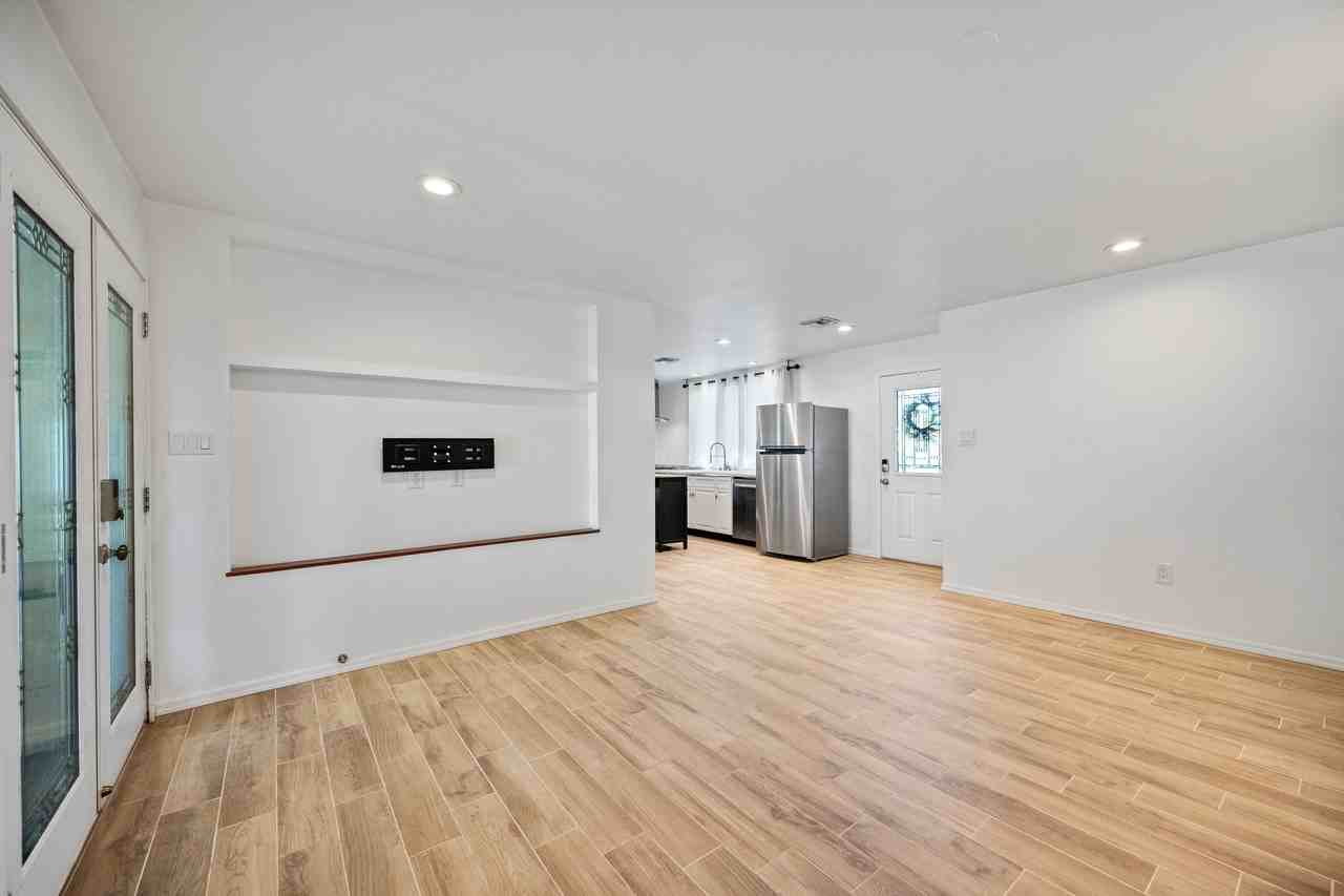 1014 East Orange Drive - Photo 3 of 20