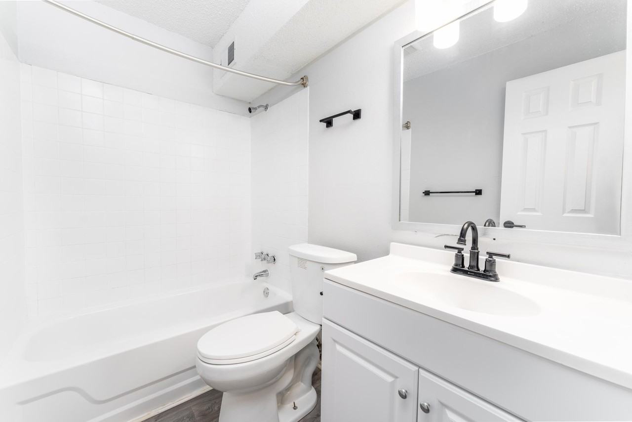 Edgewater Village Apartments - Photo 6 of 48